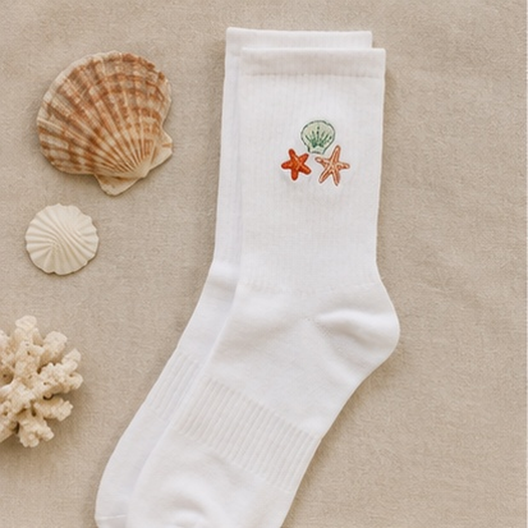 The Darling Effect - The Seashells Embroidered Crew Socks
