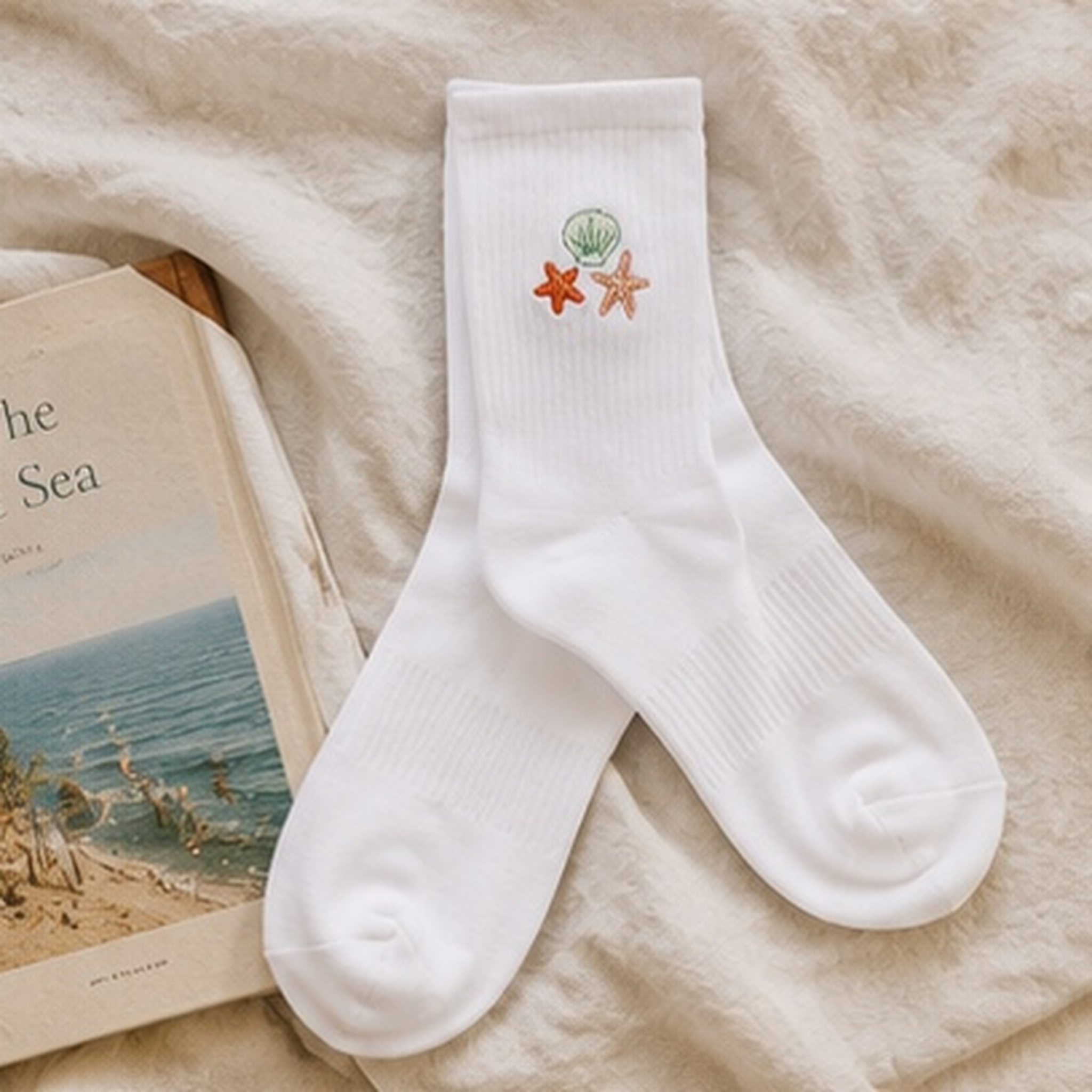 The Darling Effect - The Seashells Embroidered Crew Socks