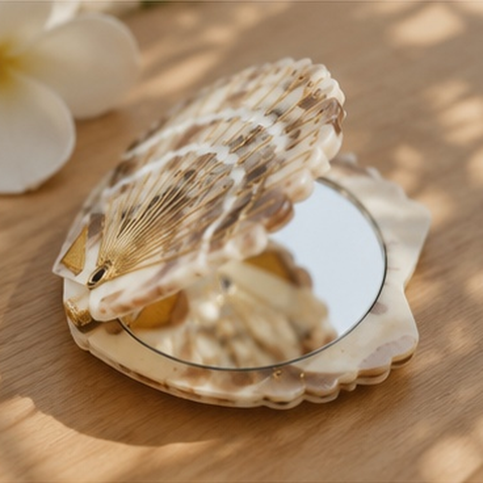 Beachly - The Coastal Glow Compact Mirror