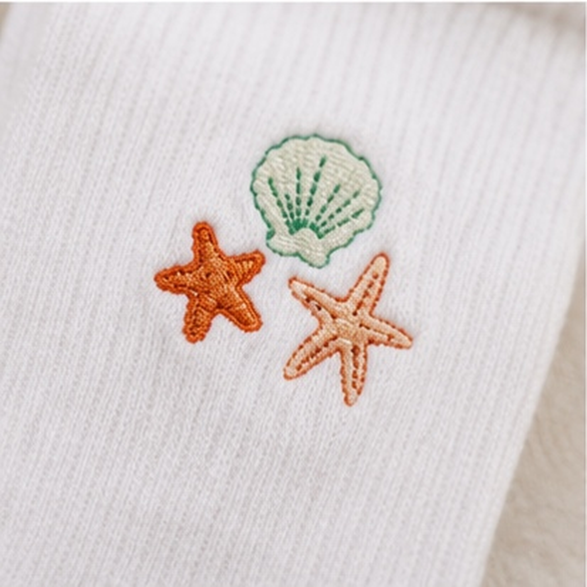The Darling Effect - The Seashells Embroidered Crew Socks